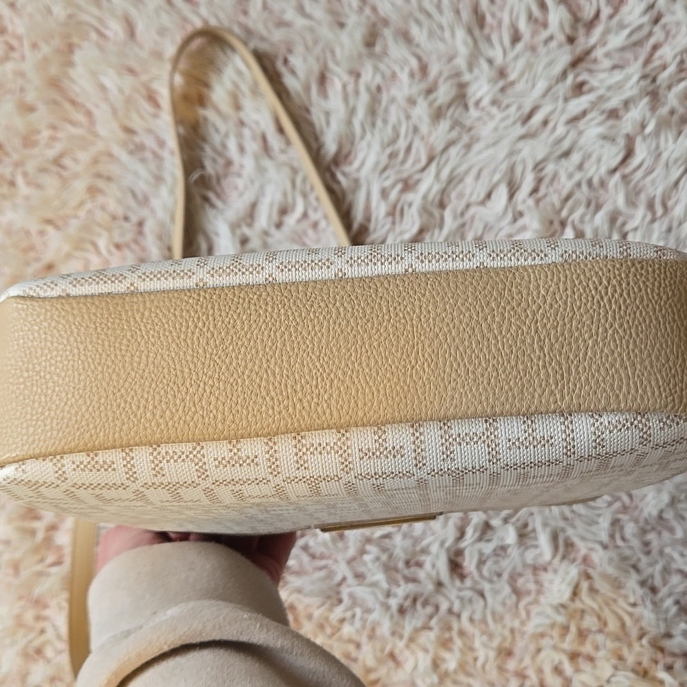 🐪NWT Tommy Hilfiger crossbody bag - Picture 3 of 10